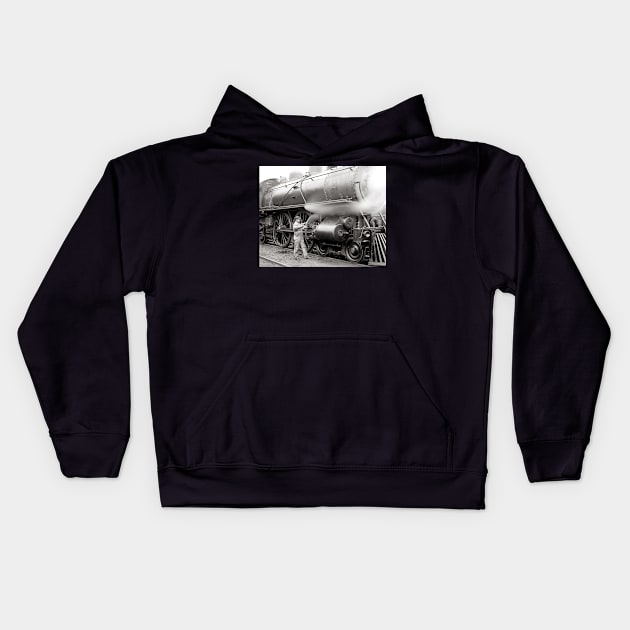 Engineer Oiling Locomotive, 1904. Vintage Photo Kids Hoodie by historyphoto